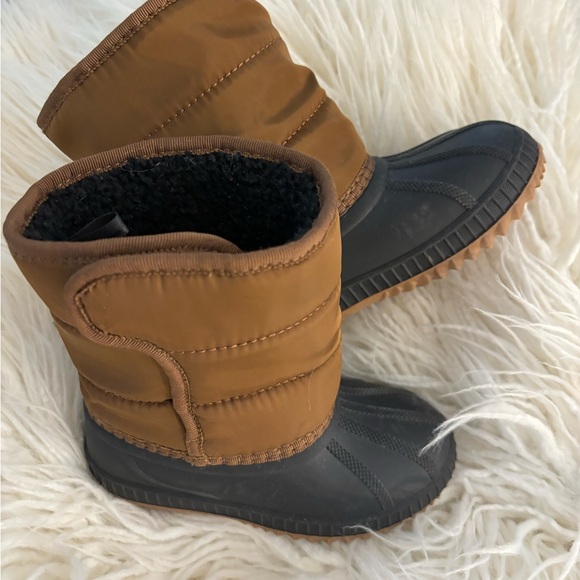 Old Navy toddler snow boots, navy and tan - Picture 1 of 6